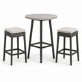 Conjunto de bar de metal con taburetes de ratán y cojines beige
